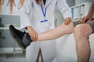 Doctor explaining knee surgeon options to a patient in Indore