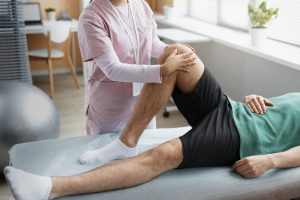 Infographic showing 7 warning signs of knee replacement surgery need in Indore