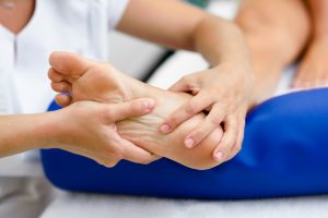 Foot-strengthening exercise demonstration for flat feet